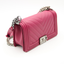 Sac Boy 24cm en cuir framboise matelassé