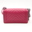 Sac Boy 24cm en cuir framboise matelassé