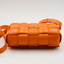 Sac Cassette matelassé en cuir Intreccio orange