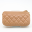 Sac pochette en cuir Caviar beige matelassé