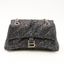 Sac Crush noir en tweed couvert de sequins argentés