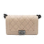 Sac Chanel Boy en cuir matelassé beige