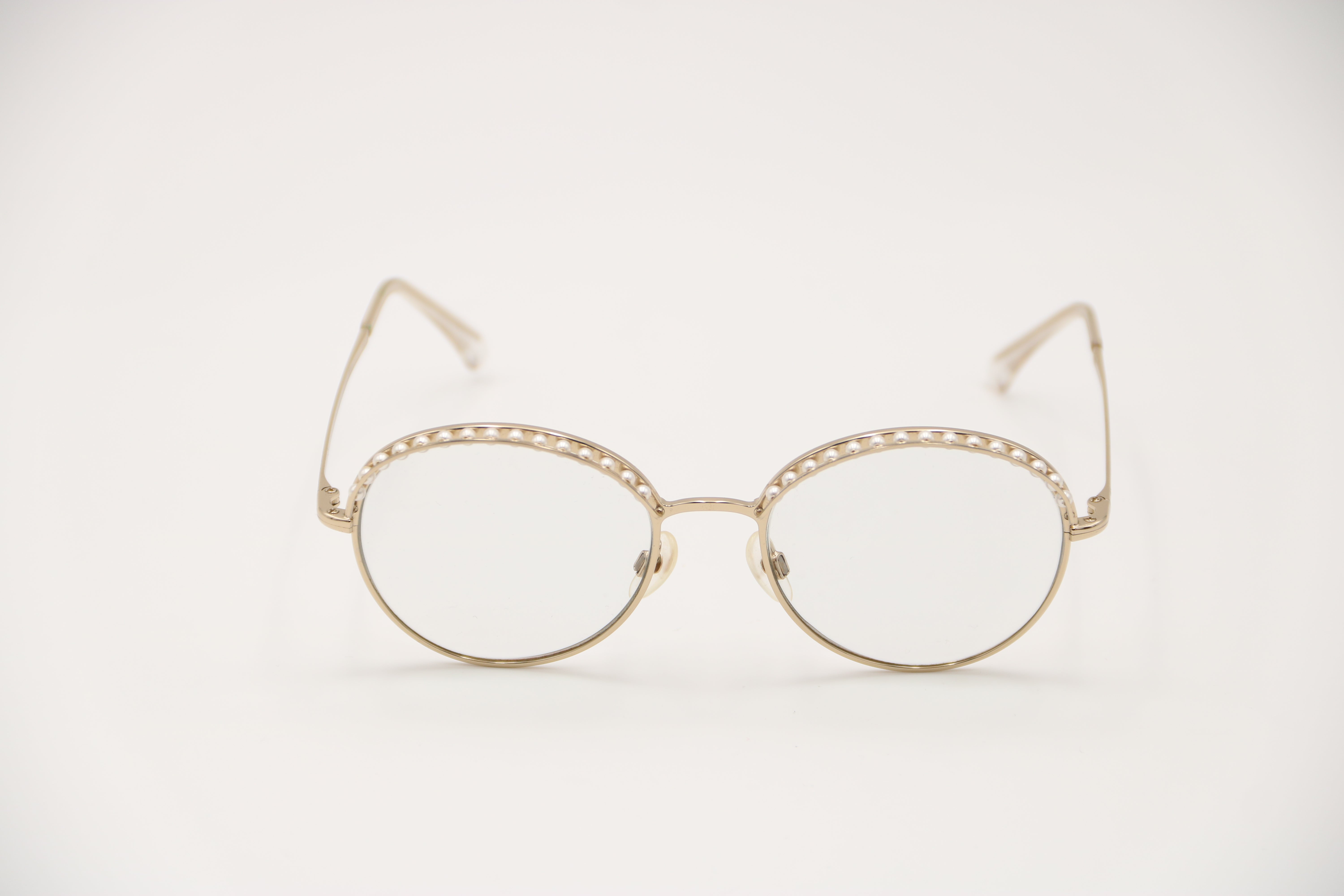 CHANEL Lunette de vue doree detail perles nacres Depot Vente Luxe Passy