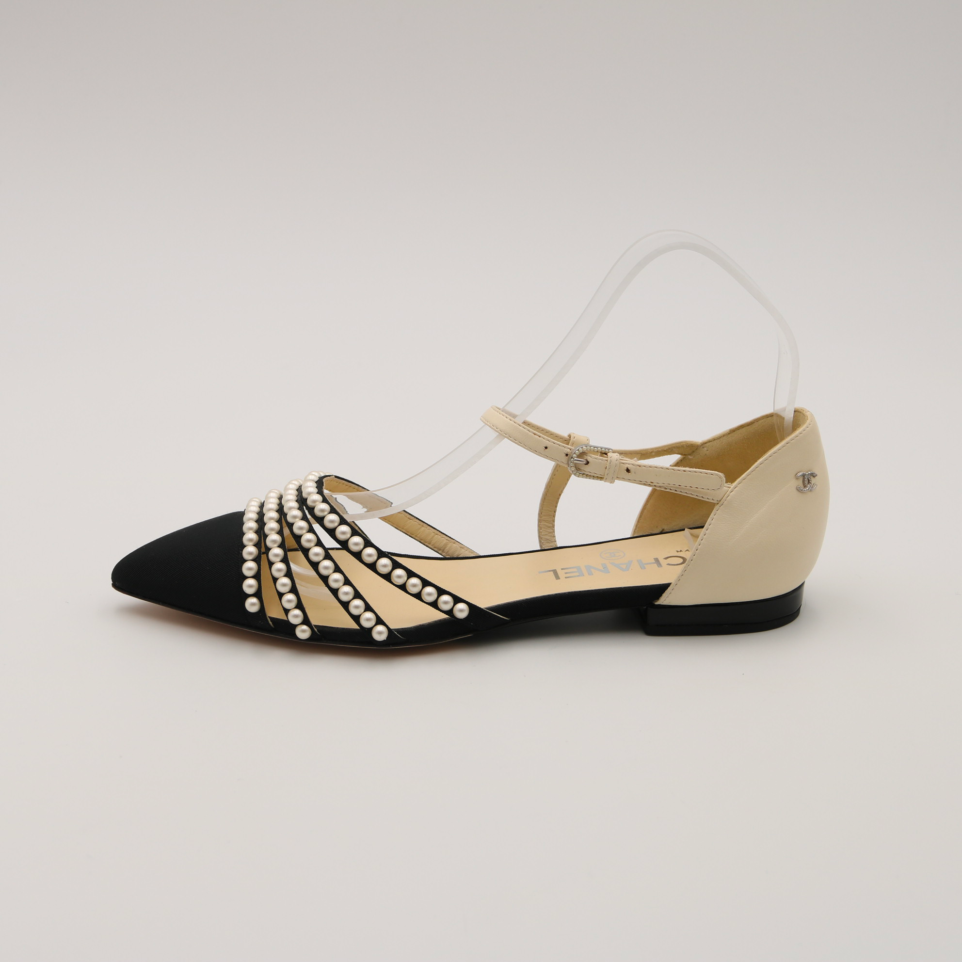 Slingback plates en tissus noir et cuir creme details perles et CC
