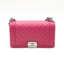 Sac Boy 24cm en cuir framboise matelassé