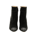 CHANEL – Bottines en daim noir à bout siglé