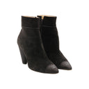 CHANEL – Bottines en daim noir à bout siglé