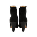 CHANEL – Bottines en daim noir à bout siglé