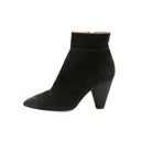 CHANEL – Bottines en daim noir à bout siglé