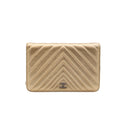CHANEL – Wallet On Chain (WOC) en cuir d’agneau chevron doré