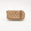 Sac pochette en cuir Caviar beige matelassé