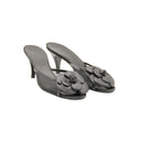 CHANEL – Mules à talons en résille noire et fleurs Camélia