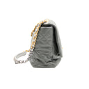 CHANEL – Sac Flap Maxi Matelassé Gris