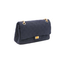 CHANEL – Sac 2.55 en jersey matelassé bleu marine