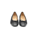 CHANEL – Ballerines matelassées en tissu et cuir noir