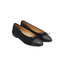 CHANEL – Ballerines matelassées en tissu et cuir noir