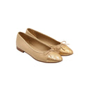 CHANEL – Ballerines en cuir beige et doré