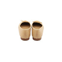 CHANEL – Ballerines en cuir beige et doré