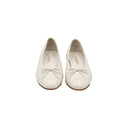 CHANEL – Ballerines matelassées en cuir blanc