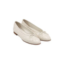 CHANEL – Ballerines matelassées en cuir blanc