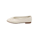 CHANEL – Ballerines matelassées en cuir blanc
