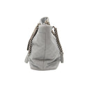 CHANEL – Sac cabas matelassé en cuir gris