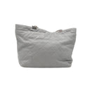 CHANEL – Sac cabas matelassé en cuir gris