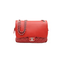 CHANEL – Sac à rabat matelassé en cuir rouge