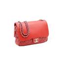 CHANEL – Sac à rabat matelassé en cuir rouge