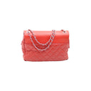 CHANEL – Sac à rabat matelassé en cuir rouge