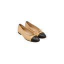 CHANEL – Ballerines bicolores en cuir beige et noir
