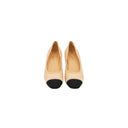 CHANEL – Escarpins bicolores à talons en cuir beige et noir ornés de perles