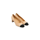 CHANEL – Escarpins bicolores à talons en cuir beige et noir ornés de perles