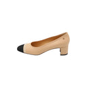 CHANEL – Escarpins bicolores à talons en cuir beige et noir ornés de perles