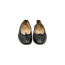 CHANEL – Ballerines en cuir noir à bout verni