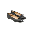 CHANEL – Ballerines en cuir noir à bout verni