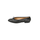 CHANEL – Ballerines en cuir noir à bout verni