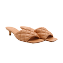 Mules Bottega Veneta en cuir matelassé camel