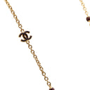 CHANEL – Sautoir CC en métal doré et résine chocolat A23