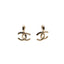 CHANEL – Boucles d’oreilles pendentifs CC doré – Collection Automne 2022