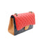 CHANEL – Sac Classic Flap Jumbo tricolore – Cuir matelassé rouge, bleu et camel